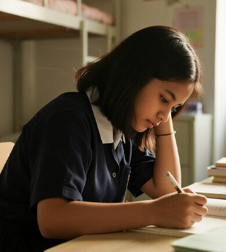 Mahasiswa belajar di asrama